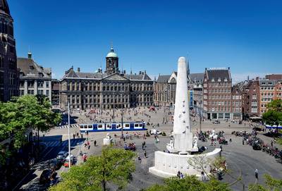 Amsterdamse ondernemers klagen over duisternis op Dam:  ‘Monument al een jaar niet verlicht