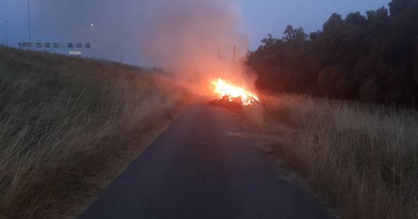 Snelheidsbeperking op A2 bij Waardenburg door brandende hooibalen, rook ...