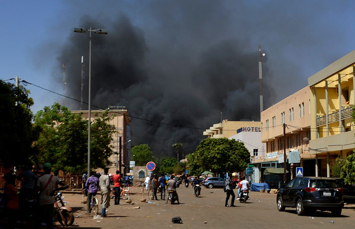 Rook komt boven de straten van Ouagadougou uit na een eerdere terroristische aanval in Burkina Faso vorig jaar maart.