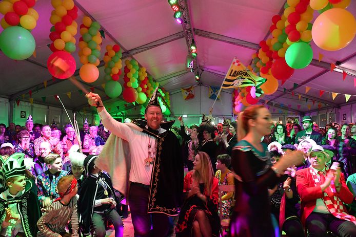 Carnavalsommezwaai in Mill slaat aan: kroegen stil, tenten Carnavalsommezwaai in Mill slaat aan: kroegen stil, tenten