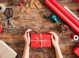 Zo snijd je cadeaupapier in één vloeiende beweging door