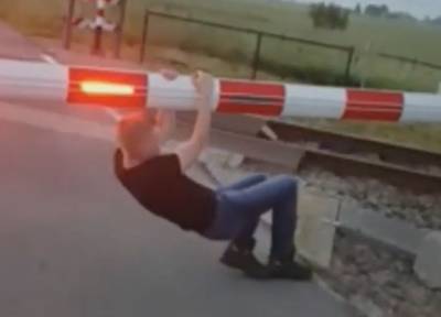 ProRail doet aangifte tegen spoorboomhangers