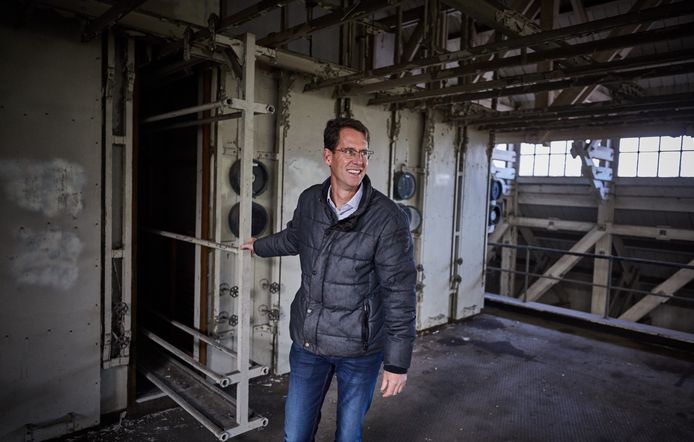 Arjan Hoefnagels van het Havenbedrijf bij de oude matrassenreiniger die nog in het ontsmettingsgebouw te vinden is.