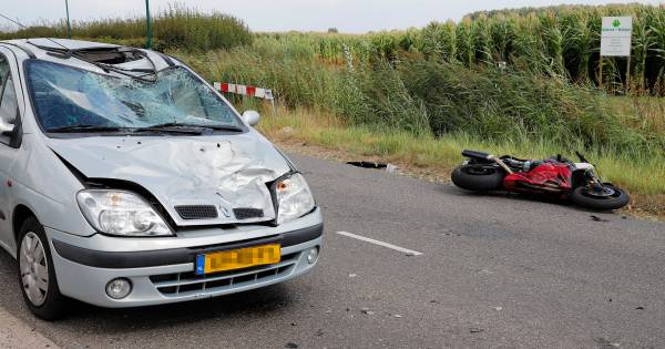 Motorrijder gewond na botsing met auto in Mill