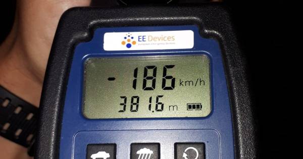 Automobilist scheurt met 186 km/uur over A58, man in de cel na beledigen agenten - BN DeStem