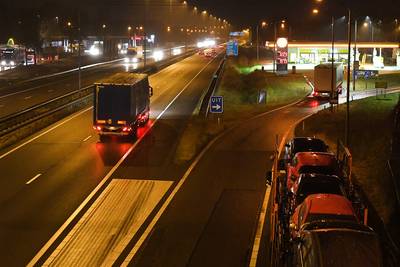 Politieheli speurt mee na ladingdiefstal uit truck langs A73, twee arrestaties