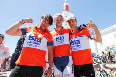 3JS in tranen op top van Mont Ventoux