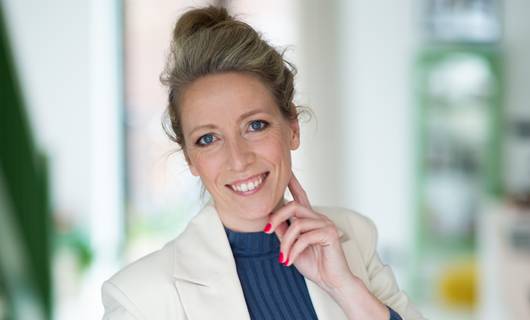 Voetbal kijken met mijn dochter. Vrouwenvoetbal. Voor haar normaal, voor mij bijzonder