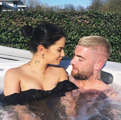 Monica en Lars chillen in bad en verloofde Lil’ Kleine toont babybuikje