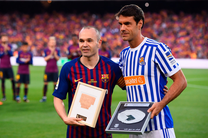 Andrés Iniesta met Xabier Prieto.