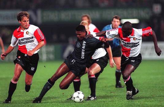 Patrick Kluivert in actie tegen Feyenoord.