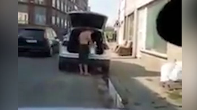 Il Vole Dans Le Coffre D Un Vehicule De Police A Charleroi Mais Se Fait Pincer Faits Divers 7sur7 Be