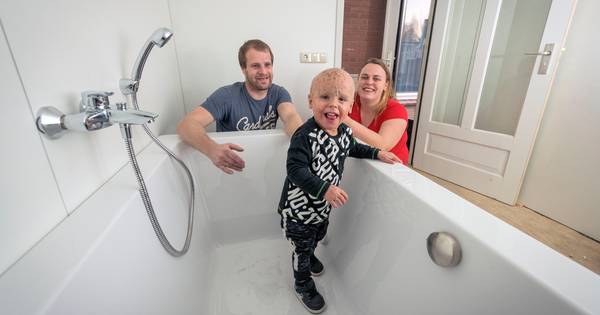 Emotionele ouders dolgelukkig: Hugo (1) met zeldzame ziekte heeft zijn bad - Tubantia