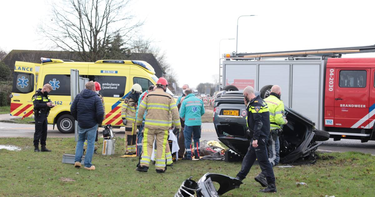 Brommobiel slaat over de kop na aanrijding met vrachtwagen in Dalfsen: bestuurder raakt gewond.