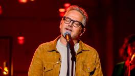 Maakt Guus Meeuwis van 'Laat Ons Klinken' een hit?