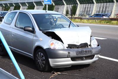 Auto total loss na botsing tegen vrachtwagen op A15 bij Tiel