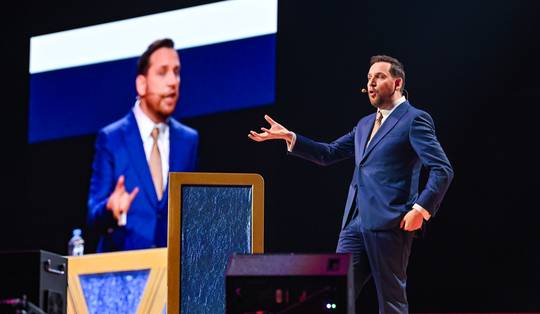 De kroon van de clickbaitkoning ontbloot: wie is Peter De Smedt, de man die Xander De Rycke het zwijgen oplegde?