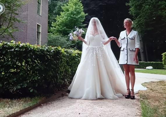 Ook fan van Erica’s outfit bij de bruiloft van Maxime? Hier shop je haar jurk