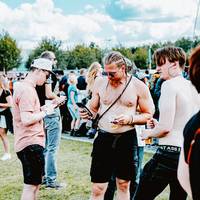 Van ‘Nee, línks van de PA!’ tot ‘Mag ik uw ex muilen?’: uw gids voor betere communicatie op festivals