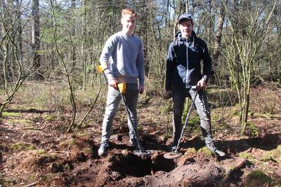 Casper en Falko (15) vinden vliegtuigbom tijdens eerste vakantiedag