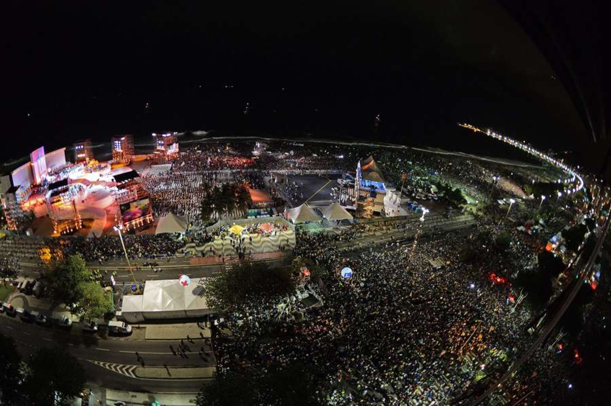 Paus spreekt miljoen jongeren toe op Copacabana | Trouw