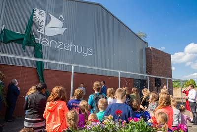 Nieuw parkje naast dorpshuis in Maasbommel met vijver en vlonder
