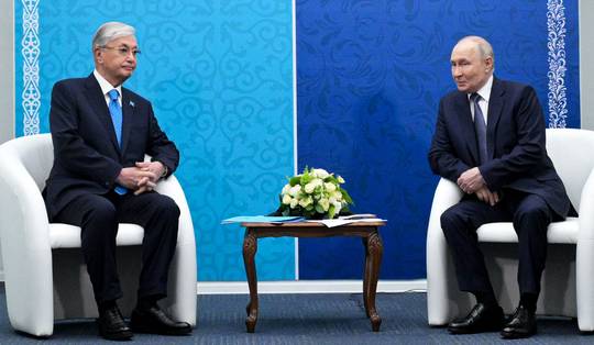 President Kazachstan vraagt Poetin oorlog in Oekraïne te stoppen • Rusland verlengt exportverbod op benzine tot eind 2026
