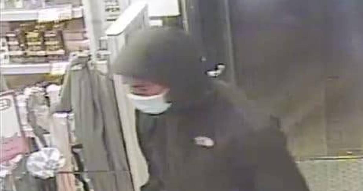 De politie hoopt dat iemand de man herkent, zodat een derde overval kan worden voorkomen .