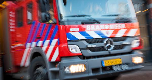 Auto op zijn kant bij botsing met andere auto op de Meervalweg in Eemnes.