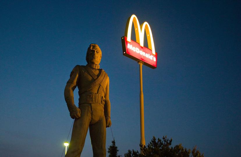 McDonald’s in Best haalt mega Michael Jackson standbeeld weg na ophef