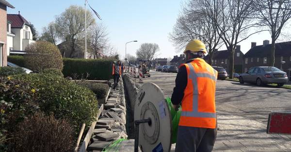 Op voldoende afstand blijven de glasvezelaanleggers werkzaam | Roosendaal - BN DeStem
