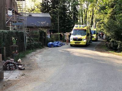 Man zwaargewond na val van dak in Putten