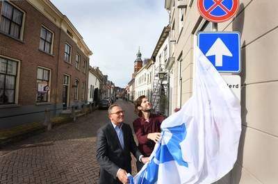 Buren heeft verkeersborden van rijstvliesjes: ‘Geen zorgen, bij regen wordt het geen rijstepap’
