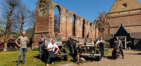 Horecabazen vieren de vrijheid en brengen 900 maaltijden met oude jeeps