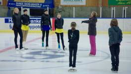 Monique, Beau en Nora gaan voor het eerst schaatsen