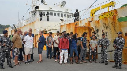 Illegaal vissersschip met 30 (!) kilometer netten aan de ketting gelegd in Indonesië
