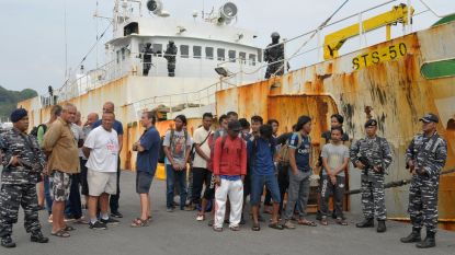Illegaal vissersschip met 30 (!) kilometer netten aan de ketting gelegd in Indonesië
