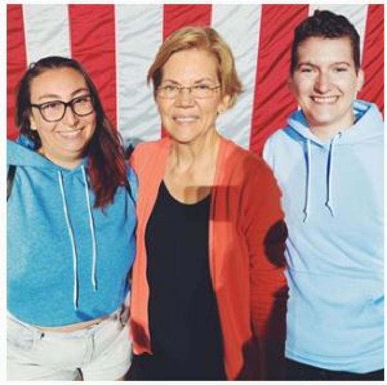 Na elke campagnebijeenkomst gaat Elizabeth Warren met haar aanhangers op de foto. Beeld Instagram