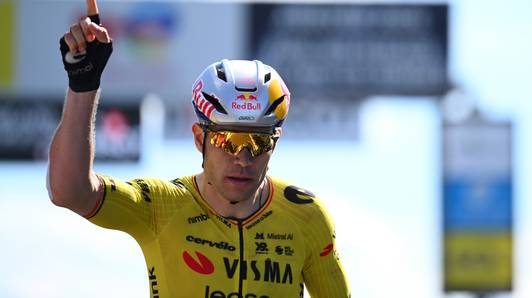 “Het was bij momenten mentaal zwaar”: Wout van Aert maakt komaf met twijfels en schiet overtuigend raak in massasprint 
