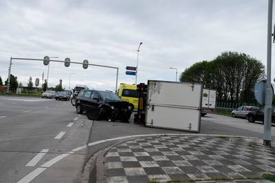 Vrachtwagen belandt op zijkant bij botsing, vertraging op A73