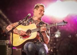 Dít is Loes: de kunstenares met wie Douwe Bob (28) een baby verwacht