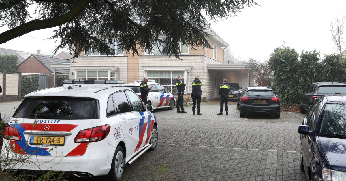 Politie zet straat in Nijverdal af; hondengeleider ter plaatse.