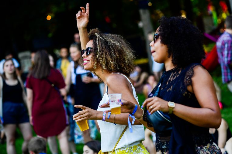 Couleur Café: blijven dansen bij een muur van boxen onder het Atomium