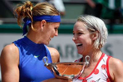 Oppermachtige Mattek-Sands en Safarova pakken dubbeltitel