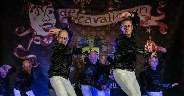 Dansgarde uit Beek geeft op klanken Ricky Martin de aftrap voor het carnavalsseizoen