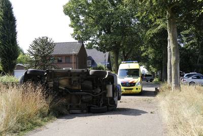 Auto op z'n zij in Sint Agatha, man gewond