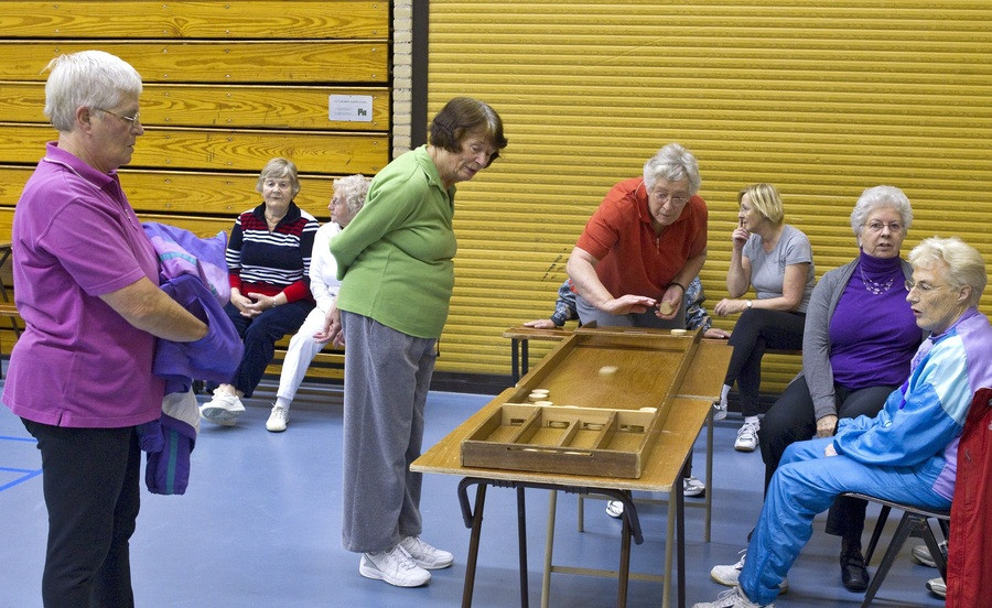 Verwonderlijk Sociale isolatie ouderen verkort levensverwachting | Foto | AD.nl OL-17