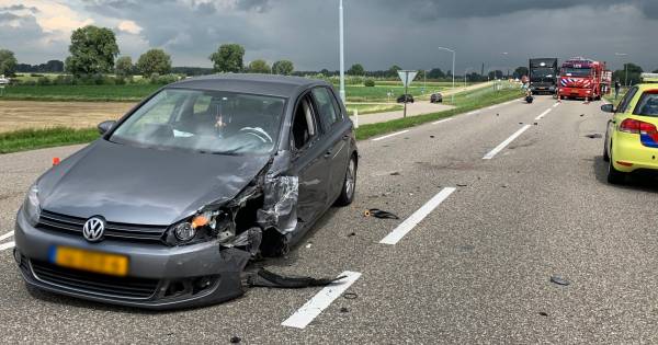Zwaargewonde bij frontale botsing in Maren-Kessel, brandweer bevrijdt bestuurster - BD.nl