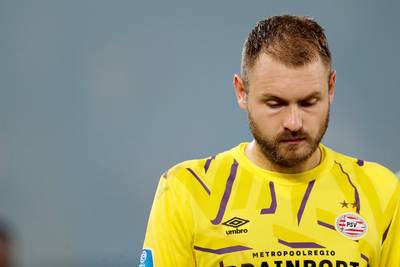 PSV-doelman Zoet kijkt in spiegel na dreun tegen FC Basel: ‘Het moet beter’