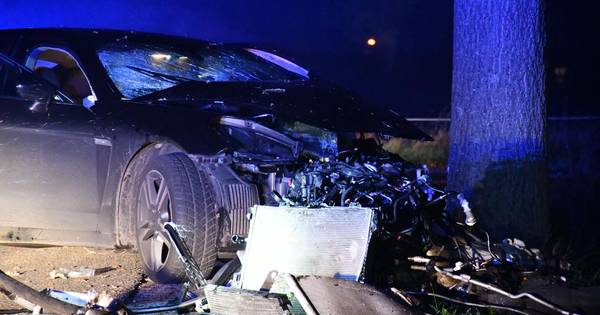 Peperdure Porsche klapt tegen boom in Den Ham: bestuurder terecht - Tubantia